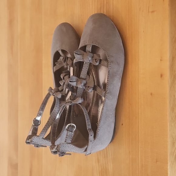 AE SHOE SIZE 1 - Picture 2 of 5